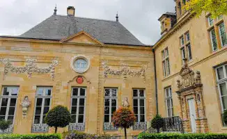 Во Франции произошло второе громкое ограбление: 'Дом просвещения Дени Дидро' ограблен всего через несколько часов после кражи в Лувре