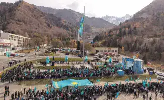 Поднятие Государственного флага в Алматы: символ единства и патриотизма на фоне Дня Республики