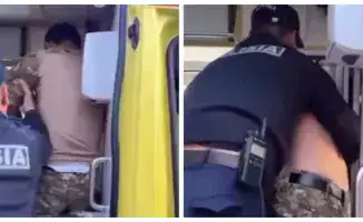 В Атырау мужчина в форме полицейского устроил дебош в машине скорой помощи, вызывая недоумение и возмущение у очевидцев, которые зафиксировали его агрессивное поведение на видео.