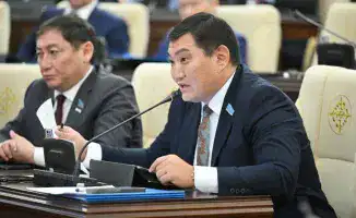 Депутат Бакытжан Базарбек о рассрочках: как ждем зарплату и покупаем авиабилеты