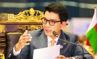 Президент Мадагаскара Андри Радзуэлина сообщил о попытке переворота со стороны военных на фоне массовых протестов, которые продолжаются с 25 сентября. Он охарактеризовал действия как "попытку незаконного и насильственного захвата власти".