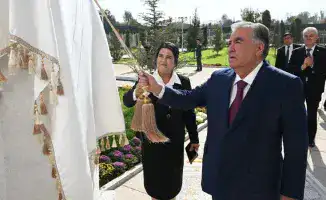 Президент Таджикистана Эмомали Рахмон открыл новую школу в своем родном посёлке, которая получила его имя, сообщает пресс-служба. Мероприятие прошло с участием местных жителей и официальных лиц.