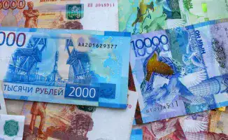 Несмотря на рост курса рубля, интерес к нему в Казахстане продолжает снижаться, что указывает на потерю доверия к российской валюте.