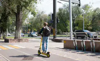 Алматы: новые правила для электросамокатов помогут решить проблемы с маломобильным транспортом на тротуарах