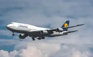 В аэропорту Алматы произошел инцидент с самолетом Lufthansa, который был поврежден в результате столкновения с топливозаправщиком. Компания Lufthansa предоставила подробности о случившемся, однако конкретной реакции на инцидент в их комментариях не содерж