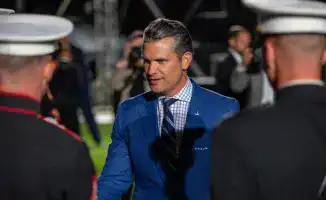 Экстренная посадка самолёта с главой Пентагона в Великобритании: трещина в лобовом стекле заставила военного министра США изменить маршрут