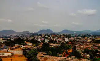 Президент Камеруна Поль Бийя баллотируется на восьмой срок на выборах в воскресенье, что может позволить ему продолжить правление в качестве старейшего мирового лидера.