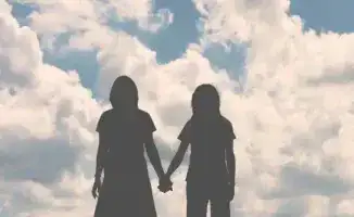 В Алматы продолжается расследование резонансного дела о суициде двух школьниц, которые в сентябре 2024 года спрыгнули с крыши высотного дома. Прокуратура города прокомментировала ситуацию, отметив, что дело находится под тщательным контролем, и следственн