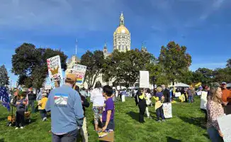 Тысячи людей вышли на акцию 'Нет королям' в городах США, протестуя против политики президента Дональда Трампа.