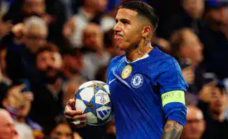 Лондонский 'Челси' одерживает убедительную победу над 'Аяксом' после удаления игрока в Лиге чемпионов