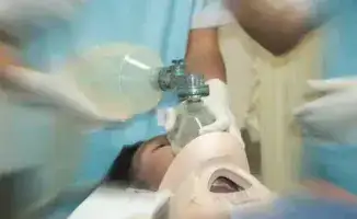 В Алматы 18-летняя девушка выпала из окна девятого этажа и находится в тяжёлом состоянии. Управление общественного здравоохранения города сообщило о её состоянии, однако подробности о причинах инцидента и текущем лечении не раскрыты.