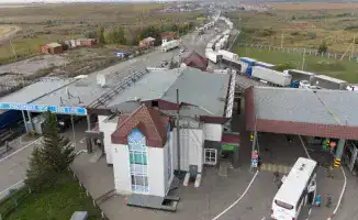 На границе Казахстана усилили проверки грузовиков, следующих из Китая в Россию, сообщает Комитет государственных доходов. Эти меры вызваны необходимостью защиты национальных интересов страны. В то же время, в СМИ появились утверждения о возможном нарушени