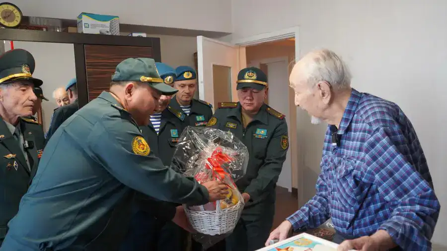 Камбар Сарсенов на праздновании своего 101-го дня рождения