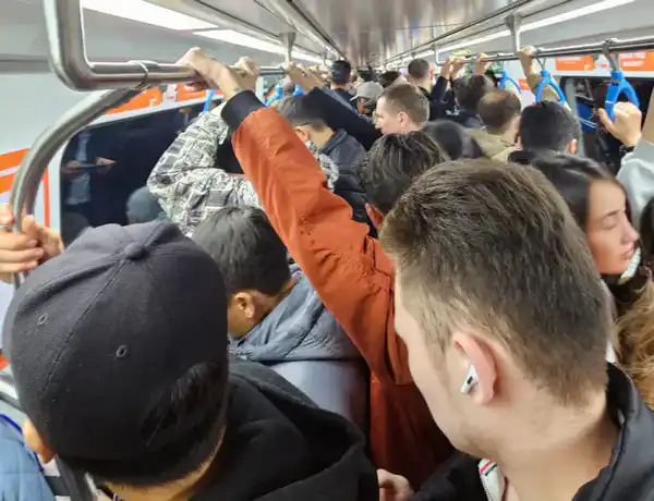 Алматинское метро в час пик.