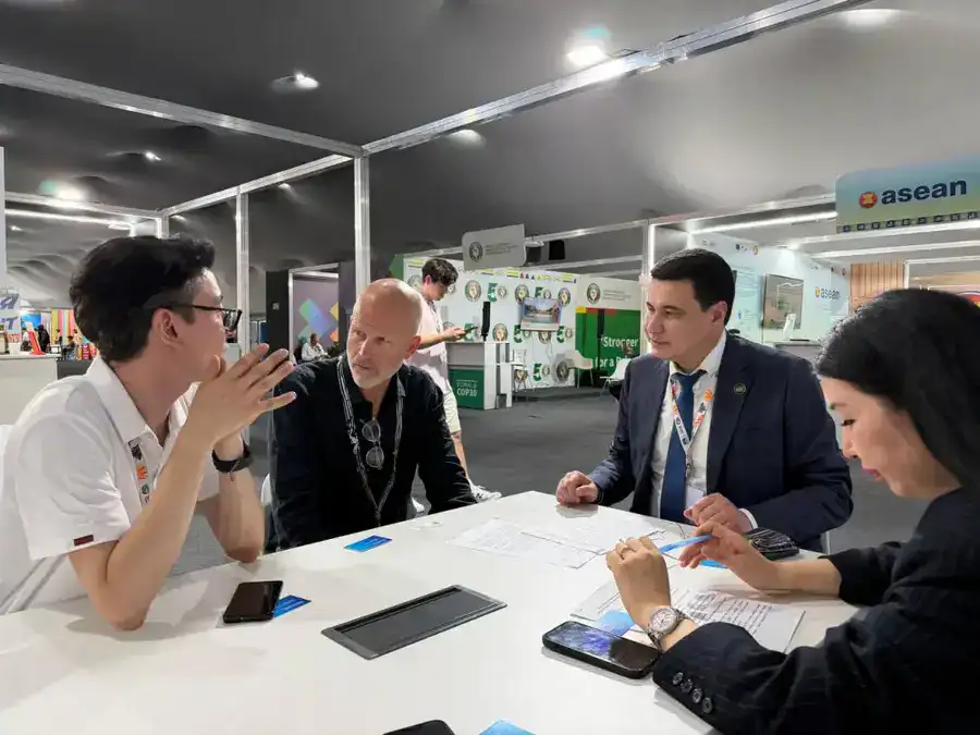 Проведена двусторонняя встреча вице-министра экологии и природных ресурсов РК Мансура Ошурбаева с директором программы CATF Джонатаном Бэнксом (2)