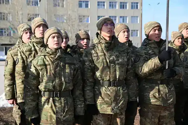 «Алаш! Әруақ! Абылай!» — казахские военные традиции ожили на Дне батыров в Караганде (6)