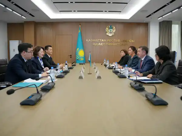 Министр юстиции Ерлан Сарсембаев встретился с Президентом Фонда Тюркской культуры и наследия Актоты Раимкуловой (3)