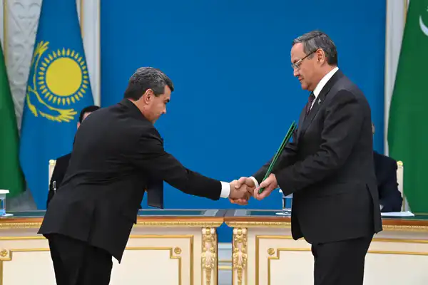 Глава государства и Президент Туркменистана провели переговоры в расширенном составе (3)