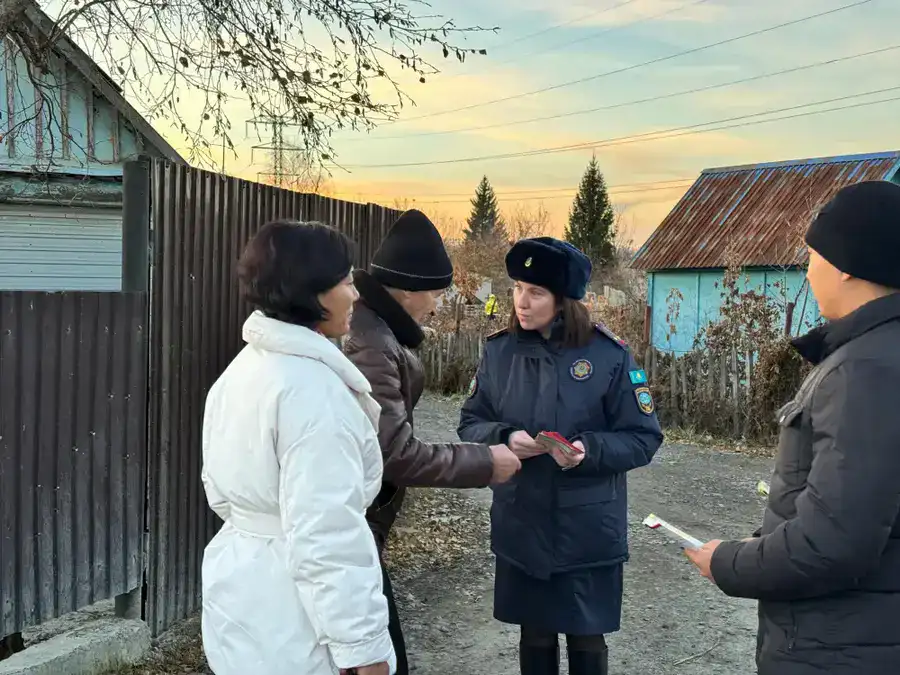 Спасатели МЧС проводят месячник пожарной безопасности в жилом секторе (2)