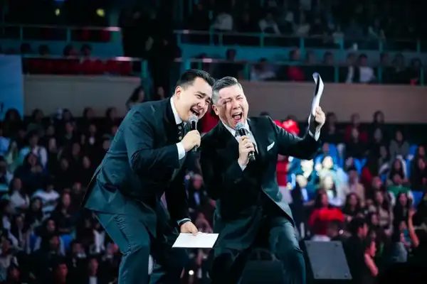 В Астане раскрыли самый большой флаг «Закон и порядок» на посвящении в студенты (2)