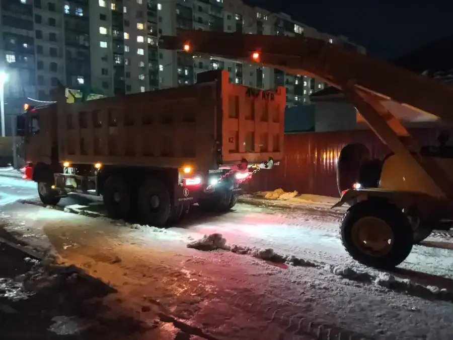 Около 500 единиц спецтехники задействуют в снегоуборке ночью в Астане (3)