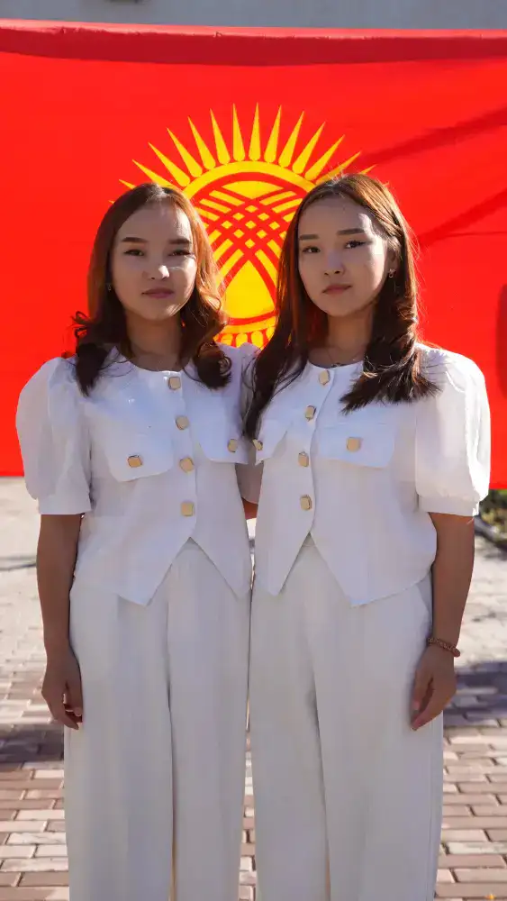 ТРОЙНЯШКИ ИЗ АЗЕРБАЙДЖАНА И ДВОЙНЯШКИ ИЗ КЫРГЫЗСТАНА ИЗУЧАЮТ КАЗАХСКИЙ ЯЗЫК В ТУРКЕСТАНЕ (2)