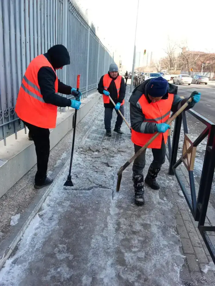 Более 2 800 дорожных рабочих задействованы в снегоуборочных работах в Астане (4)
