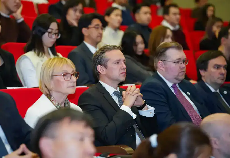 Президент Эстонии провел лекцию для студентов Nazarbayev University (7)