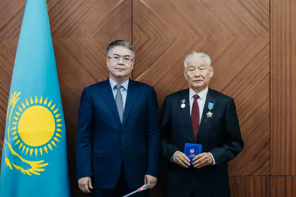 Аким Атырауской области вручил государственные награды работникам сельского хозяйства (5)