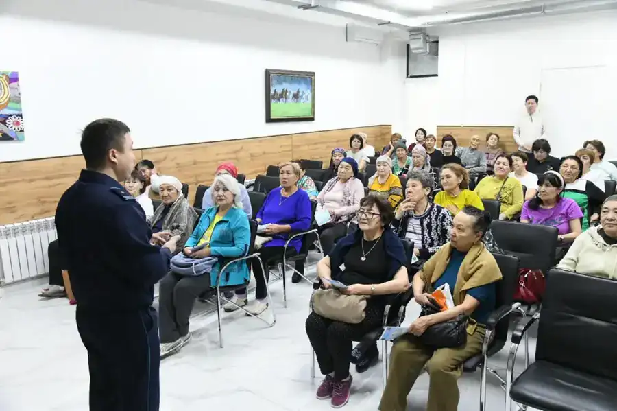 О схемах работы кибермошенников рассказали столичным пенсионерам (3)