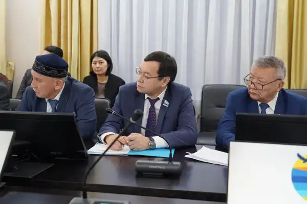 Аким Акмолинской области Марат Ахметжанов встретился с членами общественного совета (2)