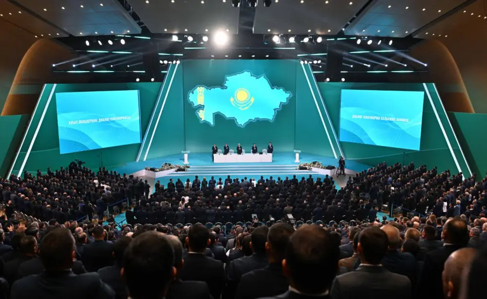 Сегодня в Астане в проходящей диалог-платформе сельских акимов принимают участие 108 акимов из Актюбинской области. (2)