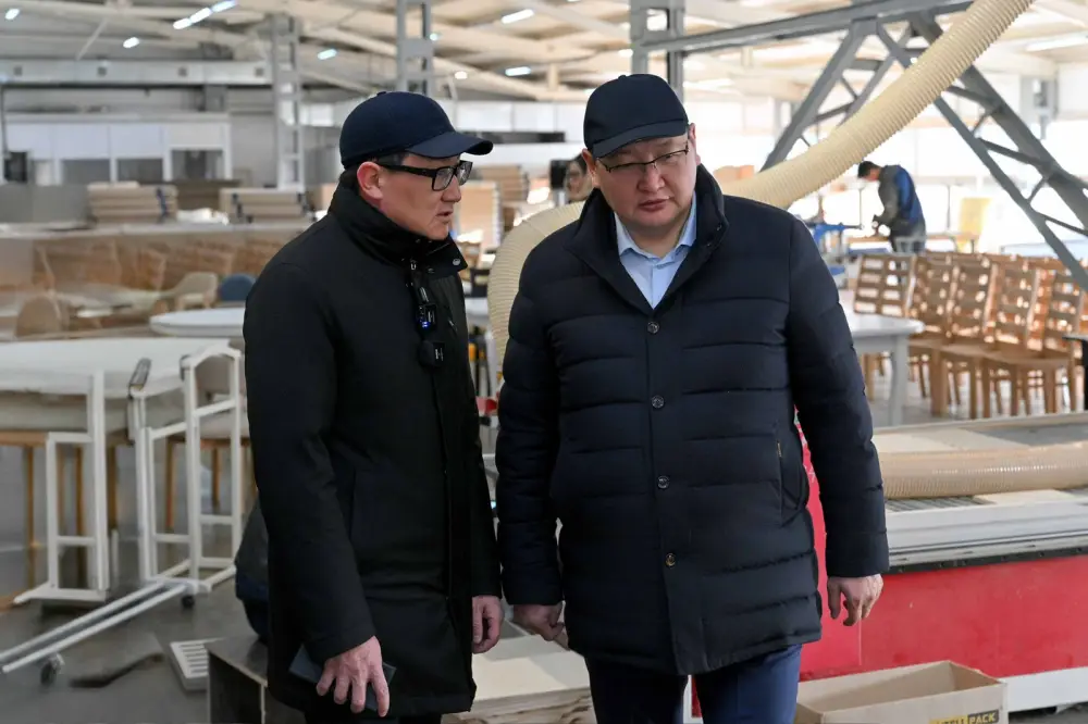 Аким области посетил предприятие по производству корпусной мебели (8)