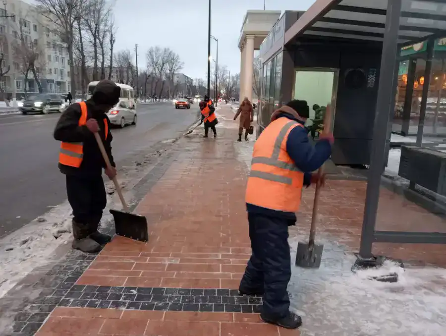 Около 3000 дорожных рабочих вышли на уборку снега с утра в Астане (4)