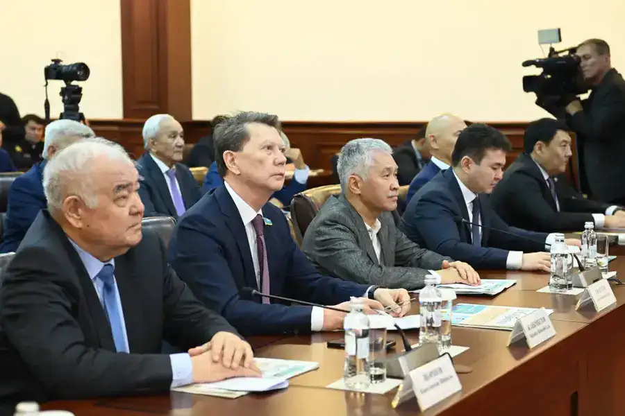 Глава региона встретился с государственным и общественным деятелем Мухтаром Кул-Мухаммедом (10)