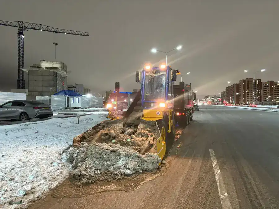 Свыше 2 800 дорожных рабочих вышли на уборку снега в Астане (6)