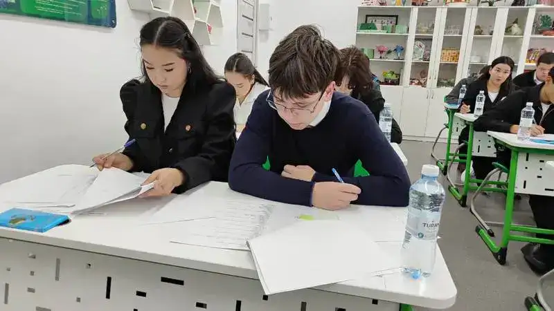 «Лидер XXI века»: в Карагандинской области выбрали самых эрудированных школьников (3)