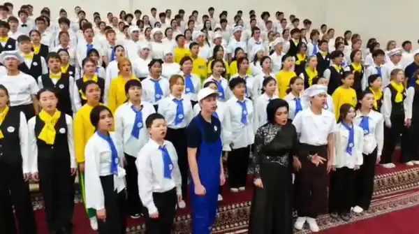 В Астане 700 студентов исполнили гимн рабочих профессий (4)