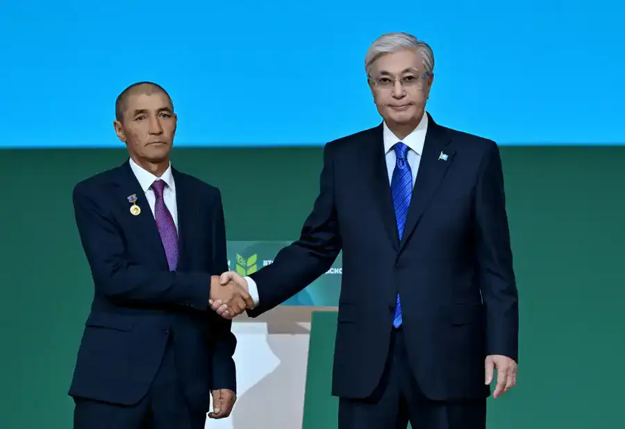 Касым-Жомарт Токаев вручил государственные награды работникам сельского хозяйства (2)