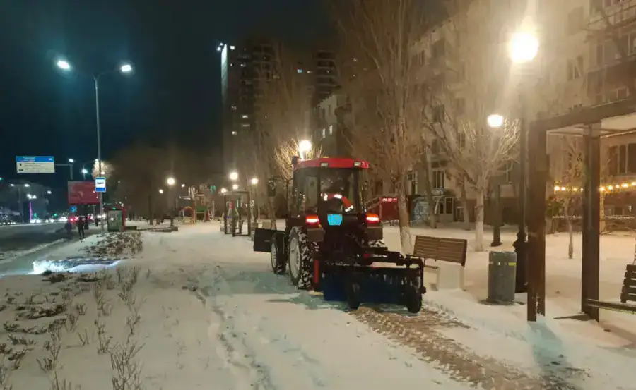 Более 1200 единиц спецтехники задействуют в снегоуборочных работах ночью в Астане (4)