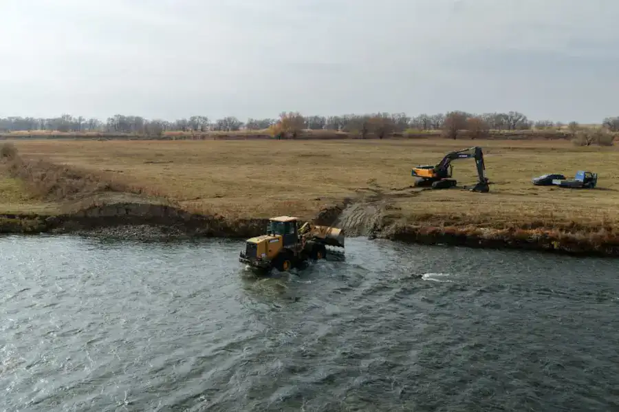 В рамках противопаводковых мер в Жетісу очищают русла рек и строят защитные дамбы (2)