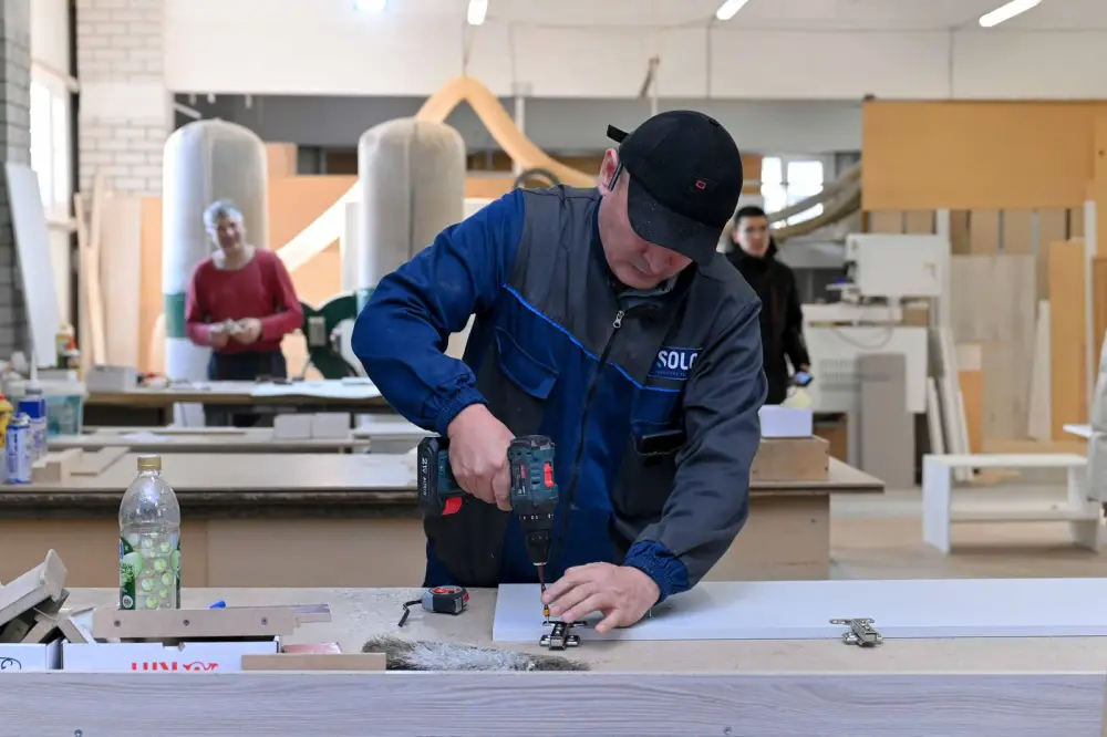 Аким области посетил предприятие по производству корпусной мебели (2)