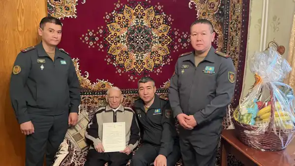 Военнослужащие поздравили ветерана войны Виктора Изюмникова со 101-ой годовщиной (2)