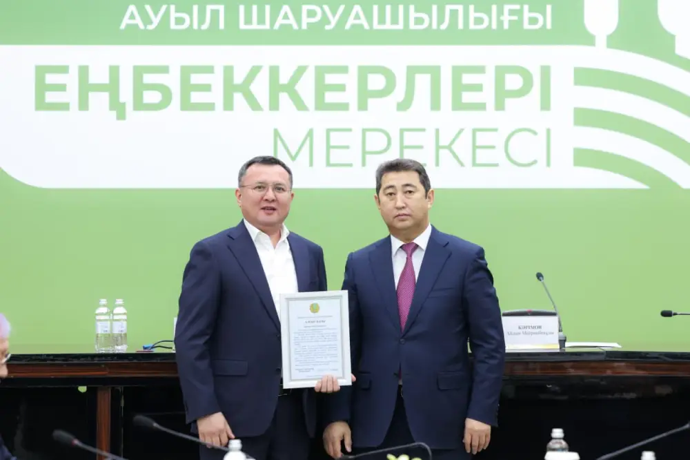 Айдарбек Сапаров вручил лучшим представителям АПК Шымкента государственные награды (7)