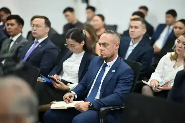 Спикер Сената встретился с работниками предприятий Карагандинской области и выступил с лекцией перед молодёжью (5)