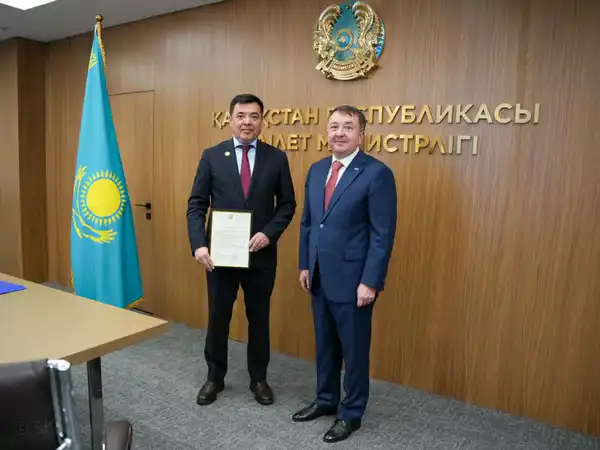 Министр юстиции РК Ерлан Сарсембаев встретился с новым председателем Республиканской коллегии адвокатов Мади Мырзагараевым (2)