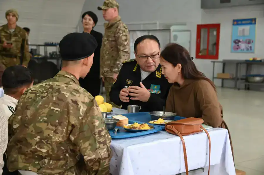 Бригаду морской пехоты посетили более ста родителей солдат (2)