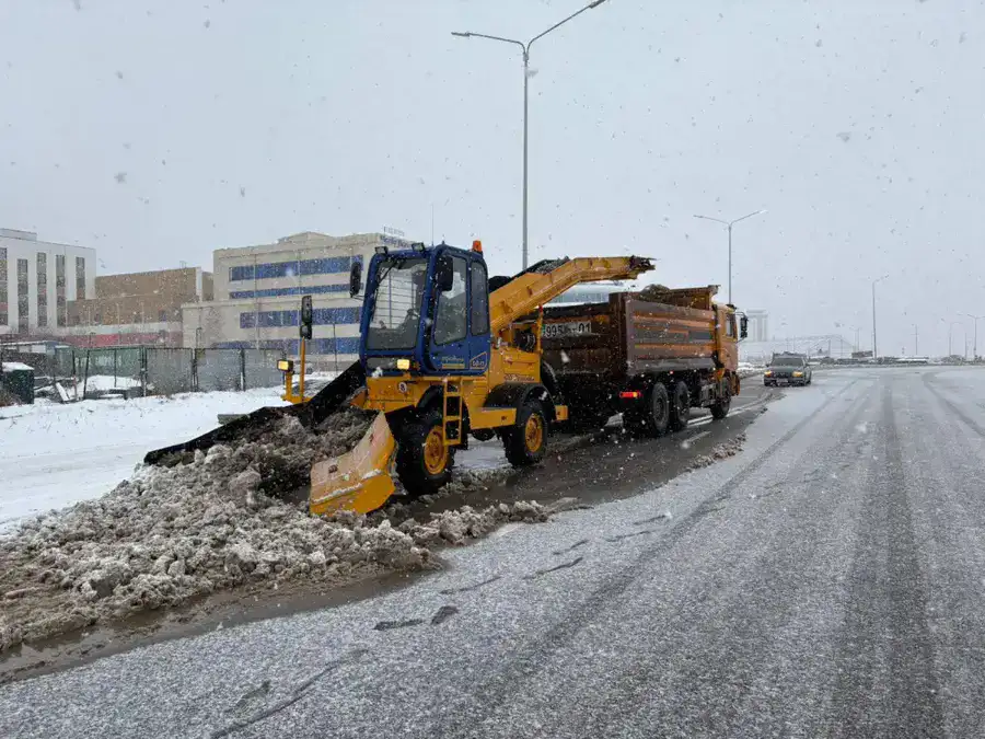 Почти 3 000 коммунальщиков вышли на уборку снега в Астане (4)