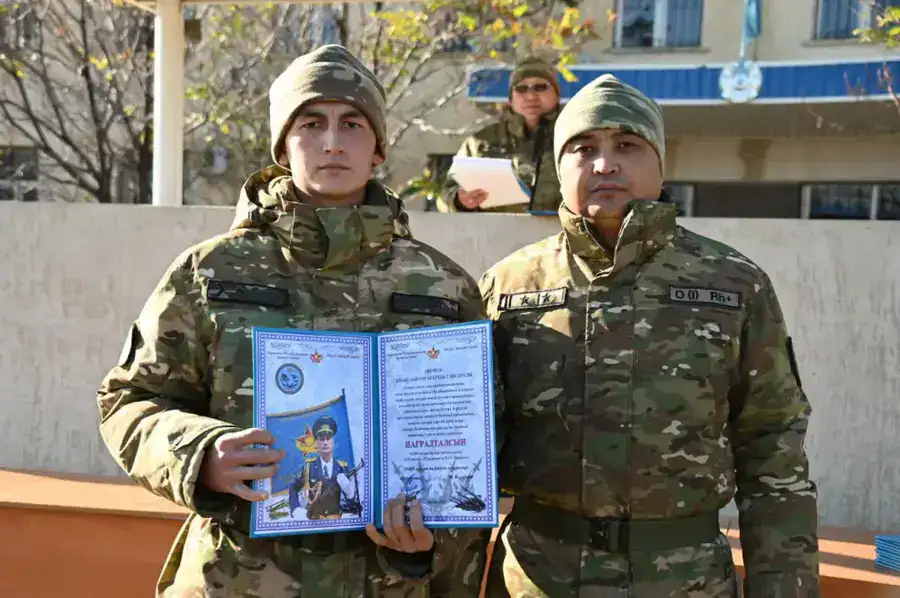 В Актауском гарнизоне свыше 200 солдат простились с Боевым знаменем (6)