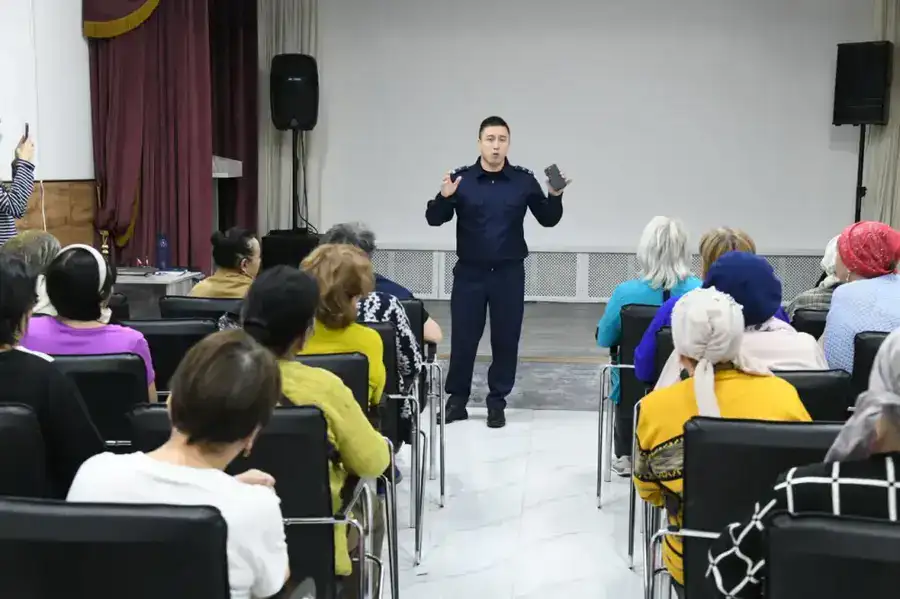 О схемах работы кибермошенников рассказали столичным пенсионерам (5)